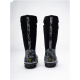 Schwarze, floral gemusterte wasserdichte Stiefel mit einem eleganten Design, mit einem Logo an der Ferse und seitlichen Griffen für einfaches Anziehen.