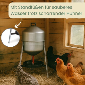 Metall-Hühnertränke auf Stativ im Stall mit Hennen; Text: 'Mit Standfüßen für sauberes Wasser trotz scharrender Hühner'