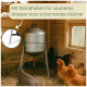 Metall-Hühnertränke auf Stativ im Stall mit Hennen; Text: 'Mit Standfüßen für sauberes Wasser trotz scharrender Hühner'