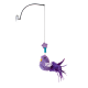 Jouet oiseau en peluche violet pour chat avec bec jaune, queue en plumes et aile à motif, suspendu à un crochet ventouse.