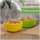 Zwei bunte Schalen gefüllt mit Tierfutter, eine gelbe und eine grüne, mit dem Text '100% Fleisch' und '100% natürlich.'