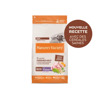 Sac de nourriture pour chien Nature's Variety Mini Adult avec viande de dinde désossée, céréales saines et étiquette de nouvelle recette en français.