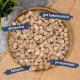 Holzschale mit beigefarbenen Würfel-Leckerlis für Haustiere, mit den Aufdrucken: 'glutenfrei', 'fettarm', 'gut bekömmlich', 'proteinreich'.