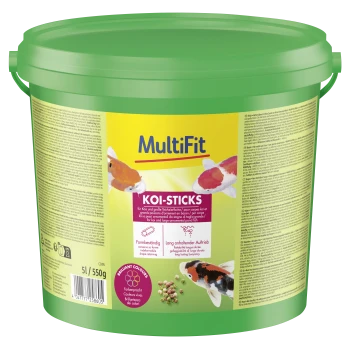 Grüner Eimer MultiFit Koi-Sticks Fischfutter für Koi und große Zierfische, 5L/550g, mit Bildern von Koi-Fischen und Text in mehreren Sprachen.