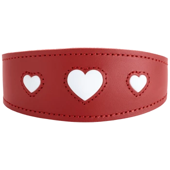 Rotes Leder-Halsband für Haustiere mit drei herzförmigen Ausschnitten, die die weiße Rückseite zeigen, und dekorativen Ziernähten.