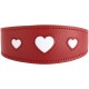 Rotes Leder-Halsband für Haustiere mit drei herzförmigen Ausschnitten, die die weiße Rückseite zeigen, und dekorativen Ziernähten.