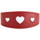 Rotes Leder-Halsband für Haustiere mit drei herzförmigen Ausschnitten, die die weiße Rückseite zeigen, und dekorativen Ziernähten.
