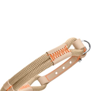 Beige Hundegeschirr mit orangefarbenen Nähten und einem metallenen D-Ring, das strapazierfähigen Stoff und verstellbare Riemen zeigt.