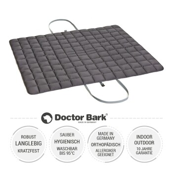 Graue Haustiermatte mit einem gesteppten Design, beschriftet mit "Doctor Bark", die Informationen zur Haltbarkeit, Hygiene und Pflegeanweisungen enthält.