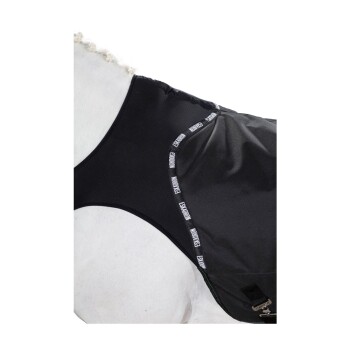 Eine Nahaufnahme eines Pferdes, das eine schwarze Eskadron-Pferde-Decke trägt, mit einem Logo-Band an der Seite und einer sicheren Befestigung.