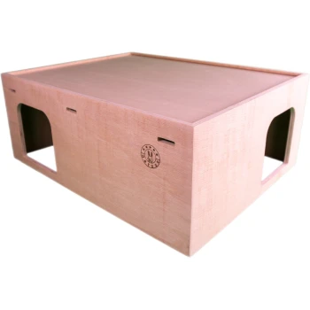 Holzhaustierhaus mit zwei Seitenöffnungen, mit einer glatten Oberfläche und einem auf einer Seite gestempelten Logo.