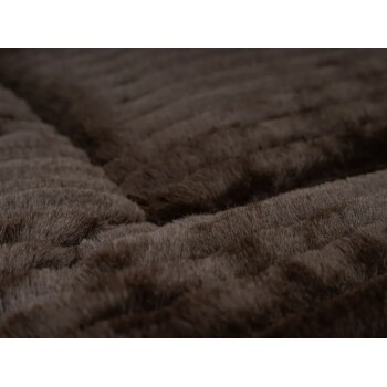 Nahaufnahme eines weichen, strukturierten braunen Haustierbett mit plüschigem, welligem Stoff, ideal für den Komfort und die Entspannung von Haustieren.