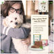 Eine Frau umarmt einen kleinen Hund, während sie Haustierfutterprodukte zur Schau stellt. Der Text hebt hochwertige Zutaten und deutsche Herkunft hervor.