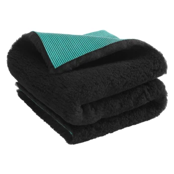 Gefaltete schwarze Haustierdecke mit weicher Fleece-Seite und türkis geripptem Stoff auf der Unterseite.