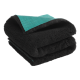 Gefaltete schwarze Haustierdecke mit weicher Fleece-Seite und türkis geripptem Stoff auf der Unterseite.