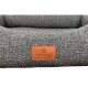 Grau strukturiertes Haustierbett mit orangefarbenem Lederetikett 'PETLIVING place to enjoy' und Pfote-im-Haus-Logo.