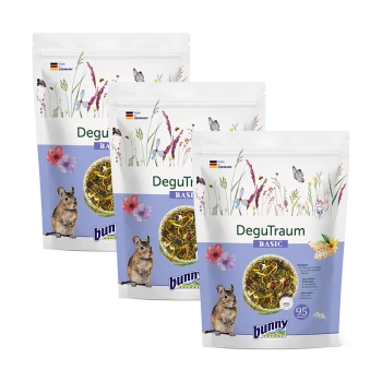 Drei Säcke "DeguTraum BASIC" Haustierfutter für Degus, mit einer niedlichen Degu-Illustration, floralen Designs und dem Text "Made in Germany."