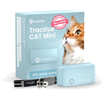 Traceur GPS Tractive CAT Mini bleu clair et boîte avec photo d'un chat roux, collier et grelot ; texte visible « Tractive CAT Mini ».