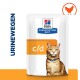 Verpakking van Hill's Prescription Diet c/d kattenvoer, met een kat met een blauwe halsband, gelabeld 'URINEWEGEN' en een kip icoon.