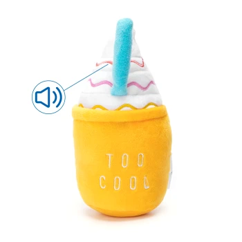 Ein Plüsch-Tier-Spielzeug, das einer Softeiscreme in einem gelben Becher ähnelt, mit dem Text "TOO COOL" und einem bunten, strukturierten Oberteil, das Geräusche macht.