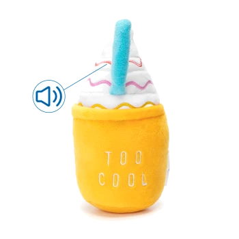 Ein Plüsch-Tier-Spielzeug, das einer Softeiscreme in einem gelben Becher ähnelt, mit dem Text "TOO COOL" und einem bunten, strukturierten Oberteil, das Geräusche macht.
