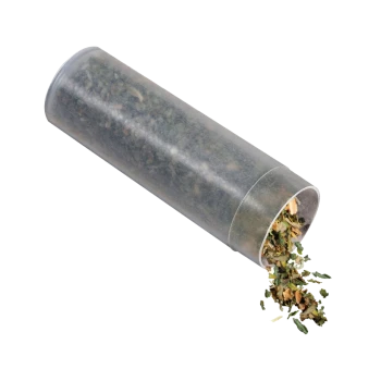 Tube en plastique transparent rempli d'un mélange d'herbes séchées vertes et brunes, des feuilles se répandent sur un fond blanc.