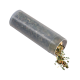 Tube en plastique transparent rempli d'un mélange d'herbes séchées vertes et brunes, des feuilles se répandent sur un fond blanc.