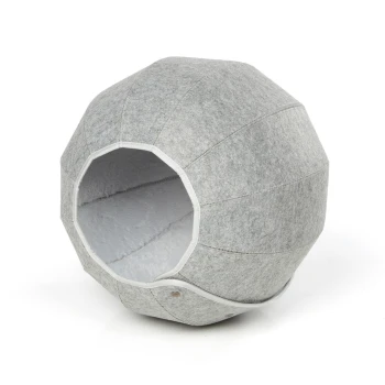 Grau gefilztes Haustierbett in Form einer gemütlichen Kugel mit einem runden Eingang, mit einer weichen weißen Innenauskleidung.