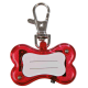 Rotes, knochenförmiges Haustier-ID-Tag mit einem Metallclip, das ein leeres weißes Etikett zum Schreiben von Haustierinformationen hat.
