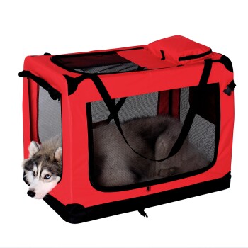 Eine rote Haustierbox mit Netzpaneelen, in der ein sibirischer Husky ruht, dessen Kopf herausragt.