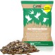 Sack Orni Wildvogelfutter (20 kg, deutsche Herstellung) mit einem Haufen Samen und Mehlwürmern davor