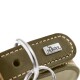 Olivgrünes Lederhundehalsband mit beiger Naht, silbernen D-Ringen und einer Metallnamensplatte mit der Aufschrift 'HUNTER'.