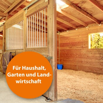Innenansicht eines Holzstalls mit einer teilweise offenen Tür, mit einem blauen Eimer und Strohbetten. Text: "Für Haushalt, Garten und Landwirtschaft."