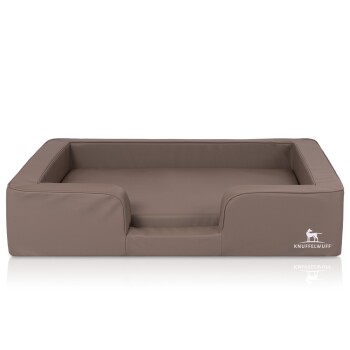 Braunes Haustierbett mit niedrigem Eingang und erhöhten Seiten, mit dem Logo "KNUFFELWUFF" auf der Vorderseite.