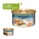 Katzenfutterdosen mit einer verspielten getigerten Katze, beschriftet mit "Premiere Ich liebe meine Katze" und dem Text "Weiche Mousse mit Thunfisch" sowie "Neues DESIGN, gleiche QUALITÄT".