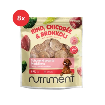 Rindfleisch-, Chicorée- und Brokkoli-Hundefuttermedaillons in einer wiederverschließbaren Verpackung, mit einem Hundebild und dem Text "87% Rindfleisch".