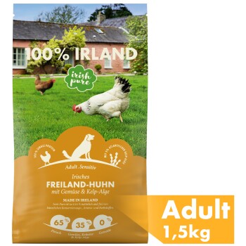 Hundefutter-Tüte beschriftet mit "100% Irland", mit einem weißen Huhn und einer braunen Henne auf einem grünen Feld, "Erwachsene 1,5 kg", "Freiland-Huhn mit Gemüse & Kelp."