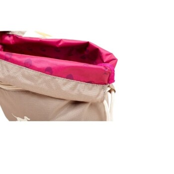 Nahaufnahme einer beigen Haustiertasche mit pinkem Innenfutter, die über einen Kordelzugverschluss und ein dezentes Hundesilhouette-Design verfügt.