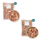 Gefrorenes rohes Haustierfutter in einer Schüssel und zwei Tüten, jede mit der Aufschrift "2 Kg", die Stücke von Fleisch und Gemüse enthält.