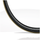Nahaufnahme einer schwarzen geflochtenen Haustierleine mit einer glatten beigen Unterseite, die ihre Textur und ihr Design zeigt.
