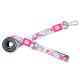 Hundeleine mit Blumenmuster in Pink und Rot, Metallclip und "Max & Molly" Logoanhängern auf hellblauem Hintergrund.