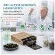 Eine Person hält dunkle Erde mit einem kompostierbaren Produkt, das mit "100% KOMPOSTIERBAR" beschriftet ist, sowie Logos zur Kompostierbarkeit.