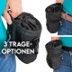 Eine Person hält eine schwarze Haustier-Zubehörtasche mit Kordelzugverschluss, die drei Trageoptionen bietet. Der Text lautet "3 TRAGE-OPTIONEN."