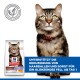Getigerte Katze mit rotem Halsband neben Hill's 'Hairball & Perfect Coat'-Tüte; Banner: 'reduziert Haarballen, glänzendes Fell ab Tag 1'.