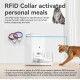 Katze nähert sich einem weißen RFID-Futterautomaten mit blauem Signal und eingelegten RFID-Halsbändern; Text: 'RFID-Halsband aktiviert persönliche Mahlzeiten'.