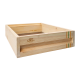 Holz-Haustierbettgestell von "Mein kleiner Bauernhof" mit natürlichem Finish und bunten Streifen an der Seite.
