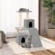 Ein grauer Katzenbaum mit zwei Ebenen, mit einer schlafenden Katze oben, einer grauen Katze, die davor sitzt, und zwei Versteckmöglichkeiten.