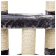 Een close-up van een kattenboom met een pluche grijs platform en natuurlijke sisal-wikkeld posten, ideaal voor krabben en klimmen.