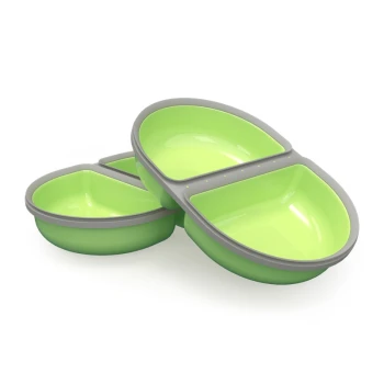 Drei Fressnäpfe für Haustiere in Grün und Grau, mit einem geteilten Napf und zwei kleineren Näpfen, alle mit einer glänzenden Oberfläche.
