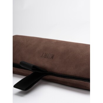 Braune Haustieraccessoire-Tasche mit einem Reißverschluss und einem schwarzen Riemen, mit dem eingeprägten Markennamen "KURT" auf der Oberfläche.